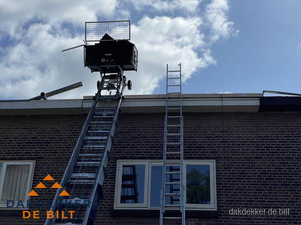 Ladderlift en ladder bij woning voor dakinspectie in De Bilt
