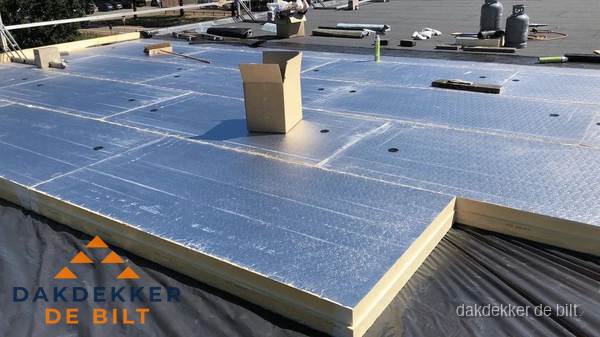 PIR isolatieplaten worden gelegd op plat dak voor dakisolatie in De Bilt