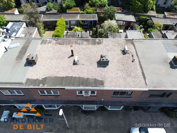 Plat dak met grindballast en dakdoorvoeren in De Bilt