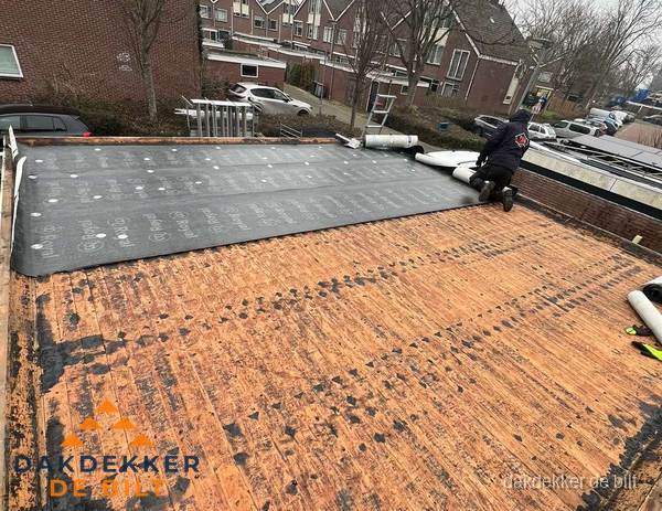 Dakdekker legt onderlaag op plat dak met houten constructie in De Bilt