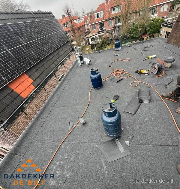 Daklekkage repareren met brandgereedschap op plat dak in De Bilt