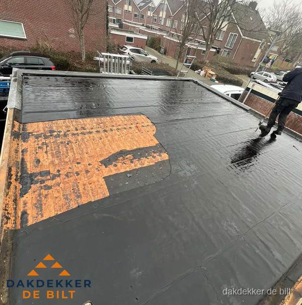 Dakdekker brengt EPDM dakbedekking aan op plat dak in De Bilt