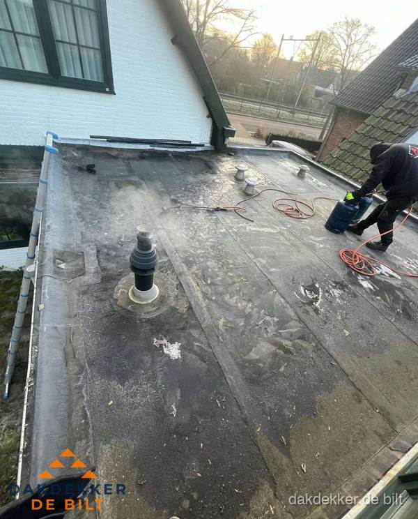 Dakdekker verhelpt daklekkage op plat dak in De Bilt