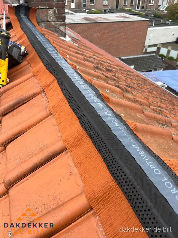 Nokventilatie installeren op hellend pannendak in De Bilt