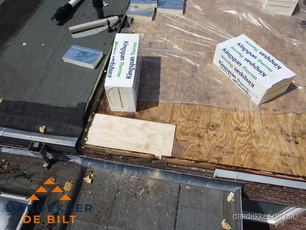 Plat dak isolatie met Kingspan isolatieplaten tijdens renovatie in De Bilt
