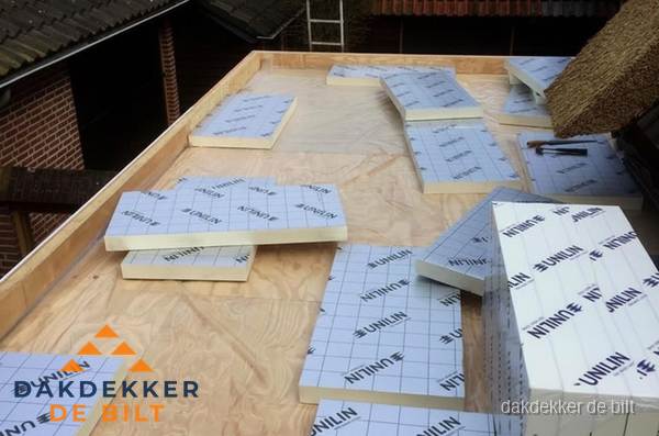 PIR isolatieplaten leggen op plat dak in De Bilt