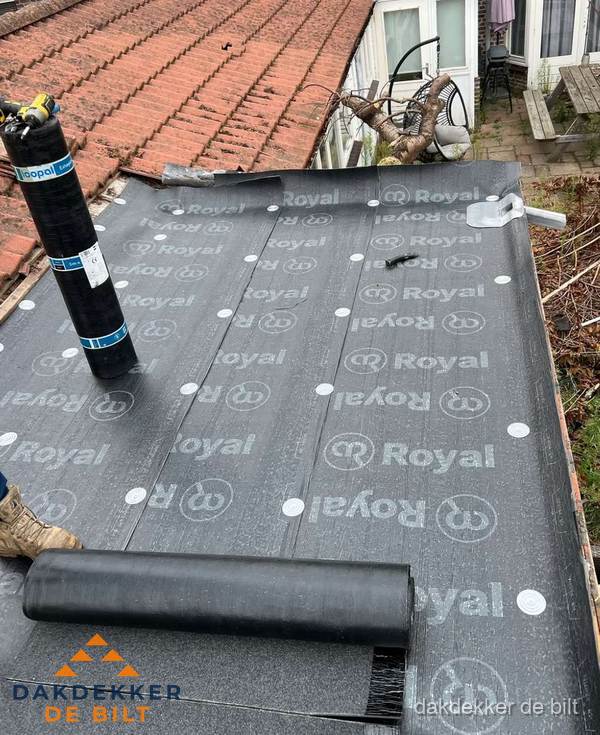 Bitumen dakbedekking leggen op plat dak aanbouw in De Bilt