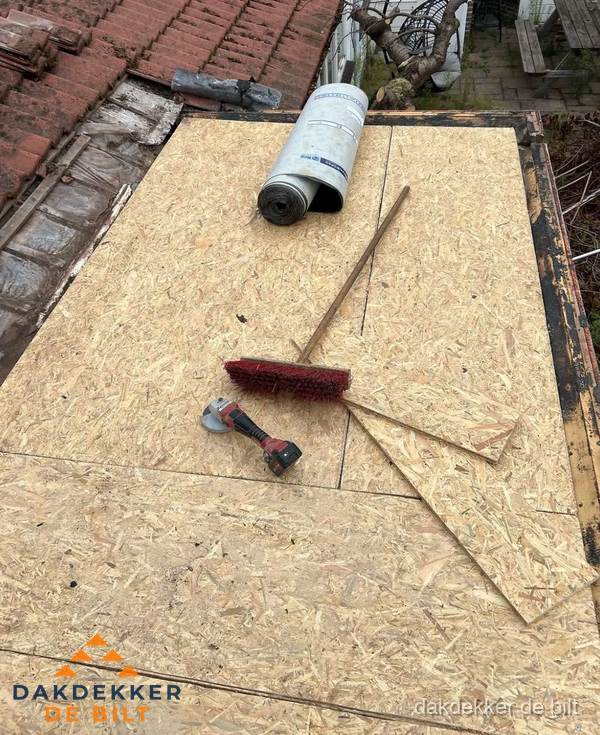 Plat dak vervangen met nieuwe OSB-ondergrond en bitumenrol in De Bilt