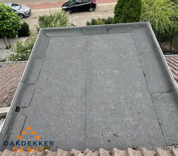 Nieuw aangebrachte bitumen dakbedekking op plat dak in De Bilt