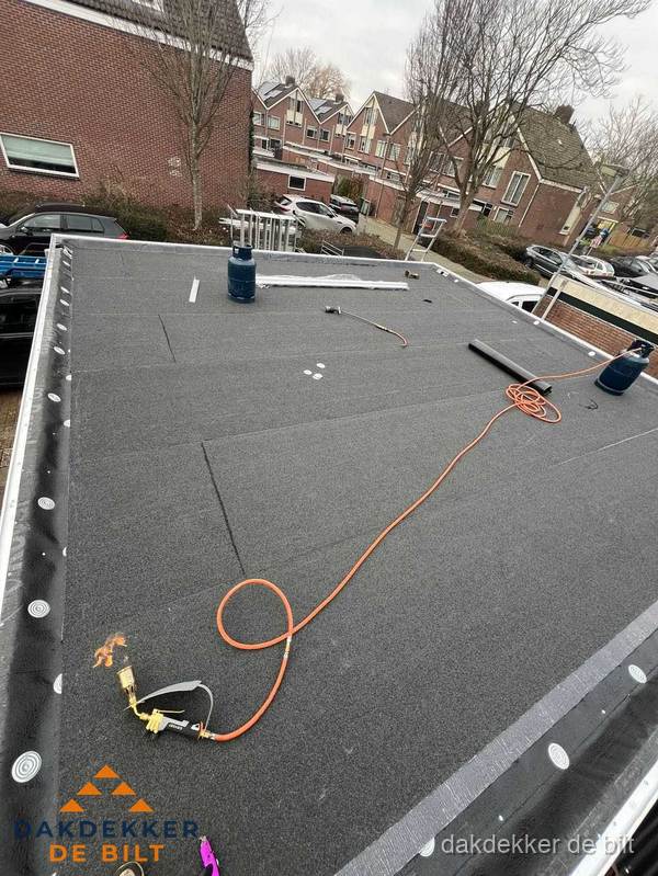 Afgewerkte dakrenovatie met bitumen op plat dak in De Bilt