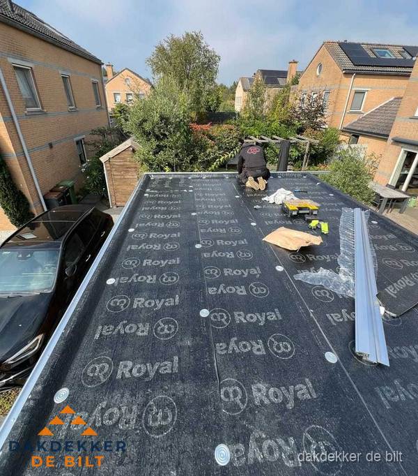 Dakdekker aan het werk op plat dak renovatie in De Bilt